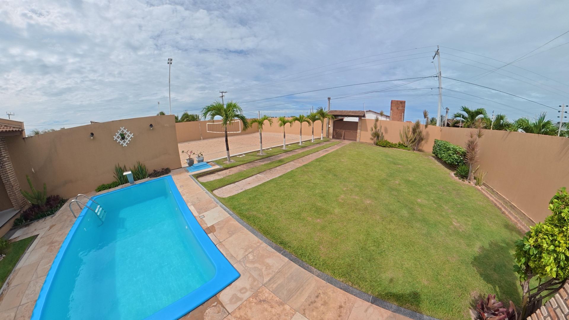 Portão e jardim